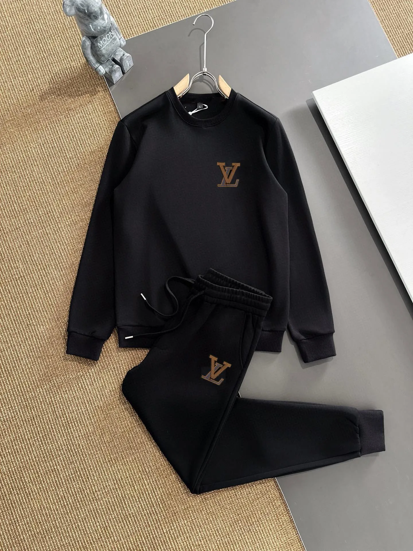 🅿️380 direct batch [LV Louis Vuitton] (Fat Man Gospel) hot-selling suit is coming. Focus on the original version of the official website. 2025 new hot-selling sweatshirt suit. The original order is the best. 🇭🇰The meticulous work of top designers. Just for a fitting and perfect upper body effect. 100% natural high-quality Roman cotton, close-fitting comfort, noble and elegant! Original hardware embodies elegance and nobility! Counter size: M-5XL (maximum wear up to 220 pounds)